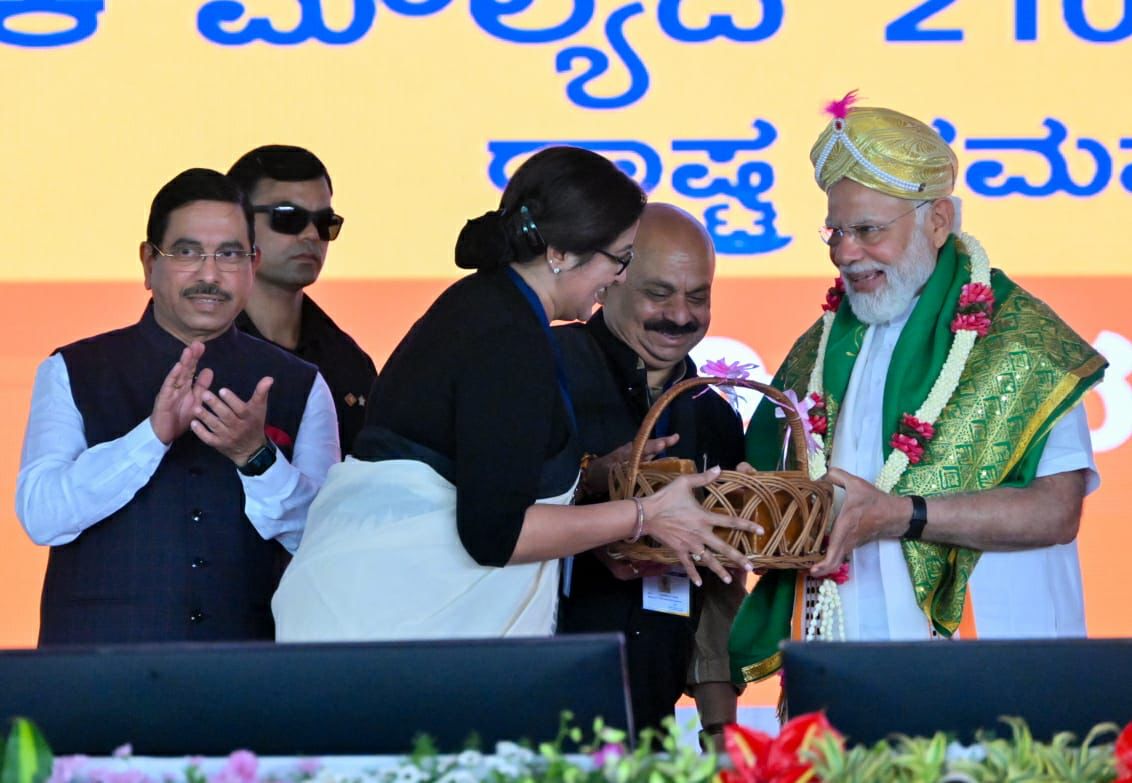 loki_rocki's tweet photo. Bucket list :-
Shawl : CM Bommai
Garland : Somashekhar
Petta : Pratapsimha
Jaggery: Sumalatha
Claps: Joshi
&
1 smile : Modiji
#ModiWaveInMandya
#ModiHawaInMandya
#ModiInMandya @Hebbar73
#ModiInKarnataka @CBhoomia https://t.co/iiHXFXRYwg