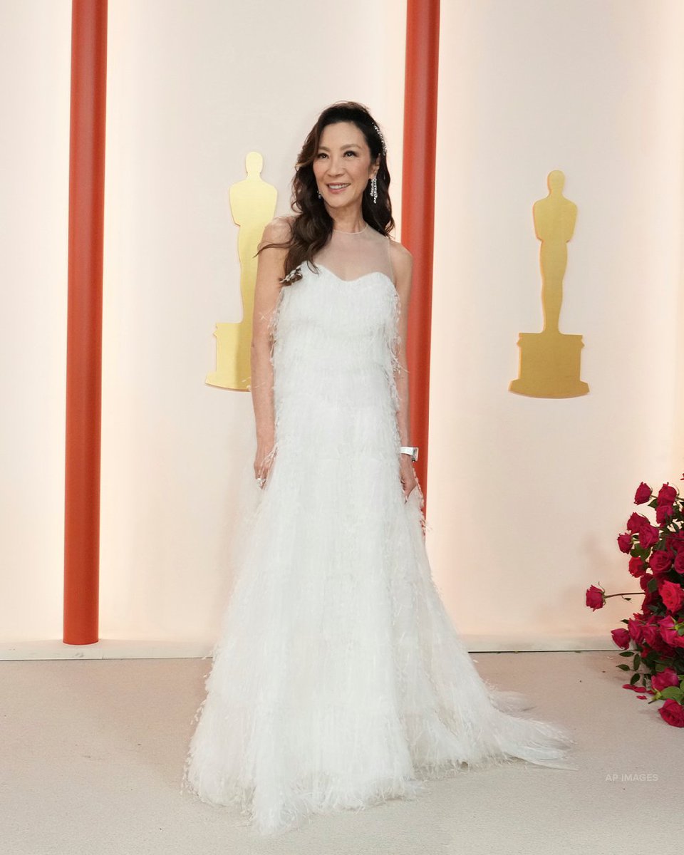 OnTheRedCarpet's tweet photo. Michelle Yeoh is a first time Oscar nominee and winner for her Lead Role in 'Everything Everywhere All at Once.' @TheAcademy  "This is history in the making!" 
#Oscars95 #Multiverse #EverythingEverywhereAllAtOnce #oscarwinner https://t.co/xLL5d3D7GD
