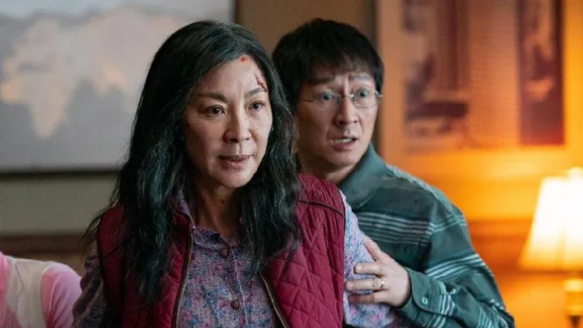 Filmaffinity's tweet photo. Y el Oscar a la Mejor película del año va para "Todo a la vez en todas partes" de Dan Kwan y Daniel Scheinert, los Daniels, que ha ganado con este 7 de los 11 premios a los que optaba https://t.co/pvnougqWbX

Lista completa de ganadores a los #Oscars https://t.co/N04S8xIuHL https://t.co/NYeH3bftwz