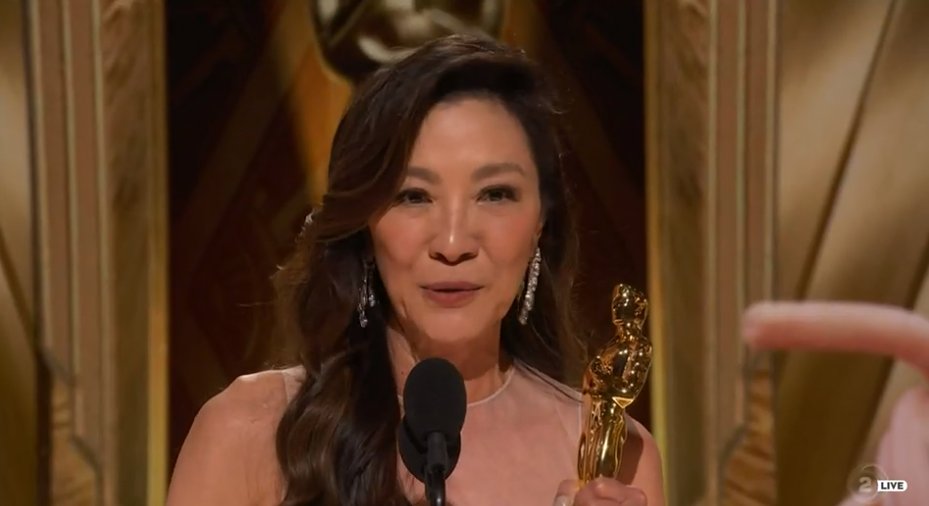 "Mulheres, nunca deixem ninguém dizer que a sua melhor fase já passou" - Michelle Yeoh, 60 anos, ganhadora do Oscar de melhor atriz por "Tudo em Todo o Lugar ao Mesmo Tempo