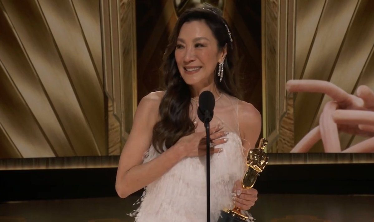 BuzzFeed's tweet photo. Michelle Yeoh just won Best Actress In A Leading Role for Everything Everywhere All At Once 😍 #Oscars https://t.co/GwJXKFURt0