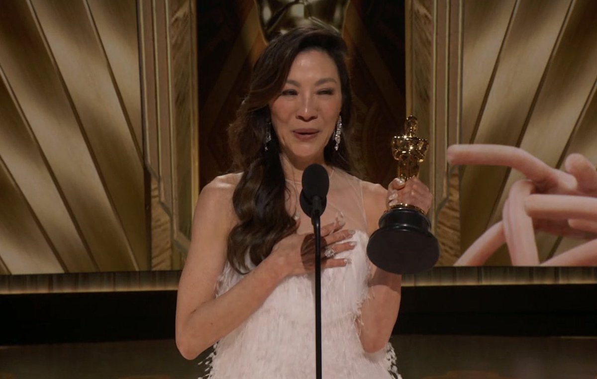 DiscussingFilm's tweet photo. #OSCAR WINNER MICHELLE YEOH

“Ladies, don’t let anyone tell you that you are past your prime.”

See the full winners list: https://t.co/W5iOmTPKi2 https://t.co/ZAIAmQUr0j