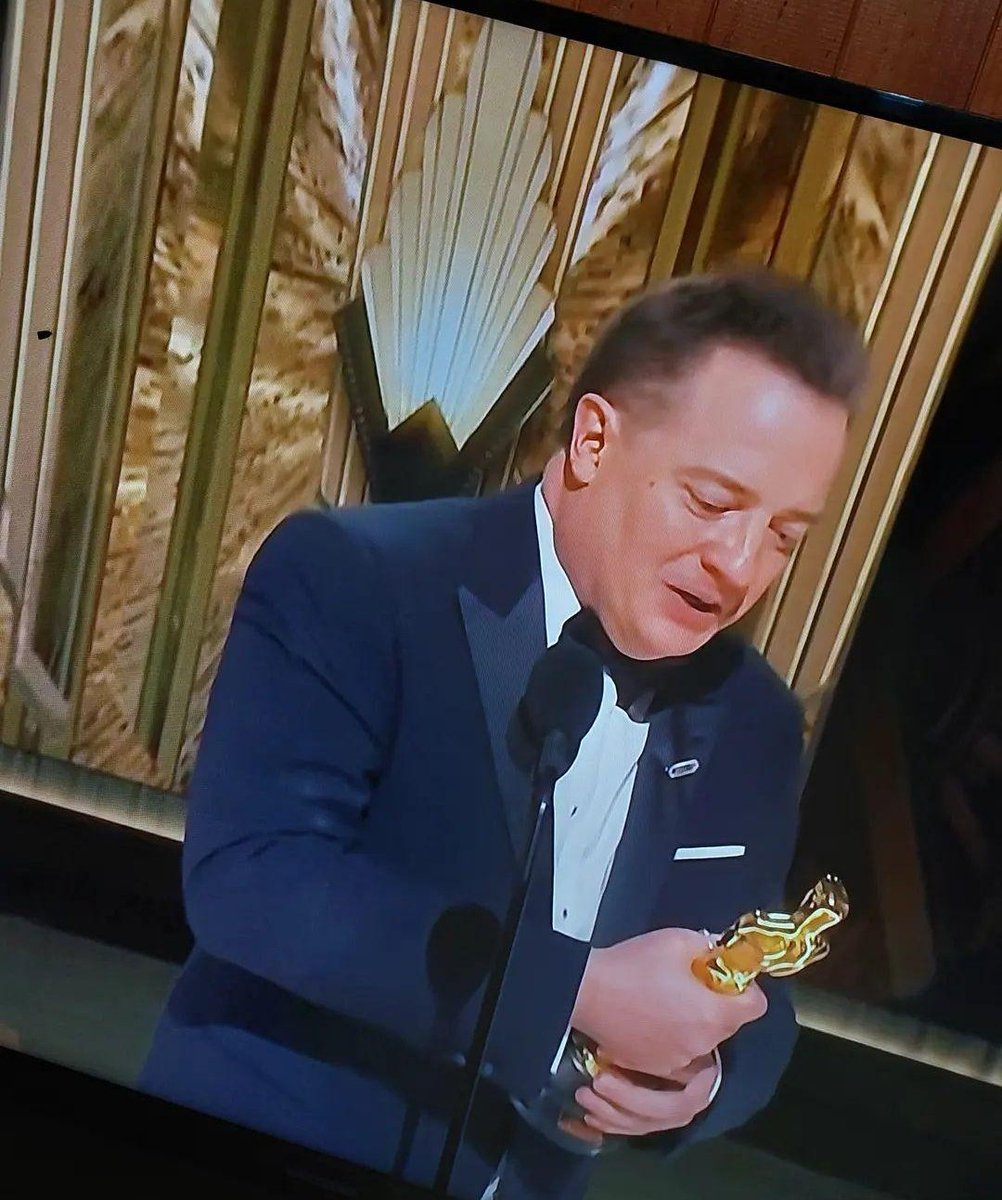 frayen2001's tweet photo. #BrendanFraser #Oscars95 #Oscars #Brendan #TheWhale #BrendanFraser 
Soy un mar de lagrimas, me alegro demasiado por este actor esta persona, espero que siga creciendo y espero ver más de sus logros. https://t.co/2FBQ1Xb4qQ