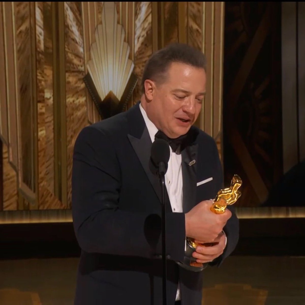 MarcMaomx's tweet photo. Vámonos al Ángel a festejar gano Brendan Fraser!!!! #Oscars95 #Oscar2023 https://t.co/smf0iF1uja
