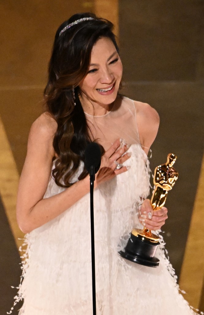 AnimalMX's tweet photo. "Gracias, para todas las pequeños niños y niñas que se ven como yo. esta es una prueba de que los sueños se hacen realidad y señoras, no dejen que nadie les diga que ya pasó su tiempo, no se rindan nunca"

Michelle Yeoh

📸| Patrick T. Fallon / AFP https://t.co/oqJMwyt35m