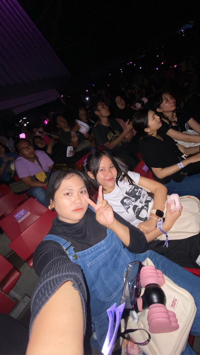 pearlbobaaa's tweet photo. so happy to be here to watch my girls 🖤💗 thankyouu for @fluffyuv @keeylenn yang udah banyak bantu aku dipertiketan ini sampe bener bener bisa liat ayang ayangku @BLACKPINK 🥺💌 #BORNPINKinJAKARTA #BORNPINK #BLACKPINK_WORLDTOUR #blackpinkconcert https://t.co/Zu73WT8xu0