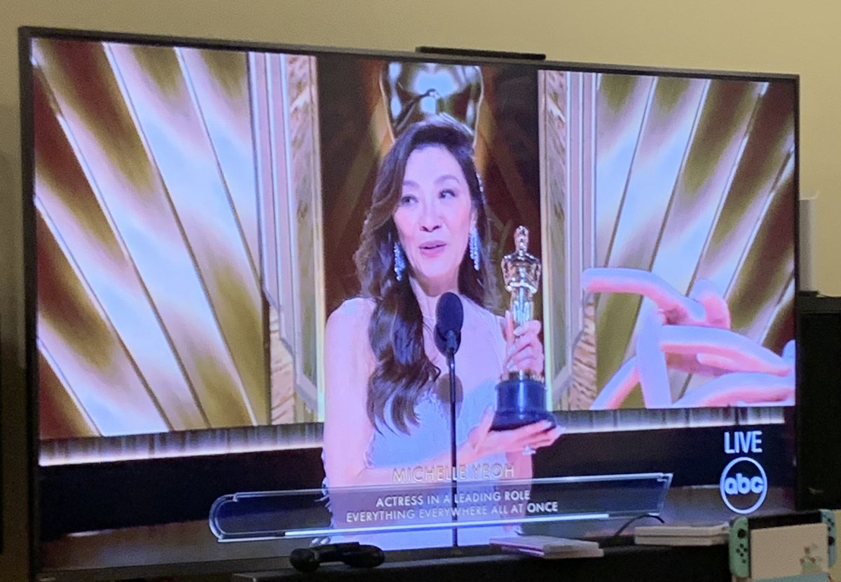 “Ladies, don’t let anyone tell you that you are past your prime.” 🥳🥳🥳🥳

Congratulations to Michelle Yeoh, first Asian woman to win the Oscar for Best Actress!