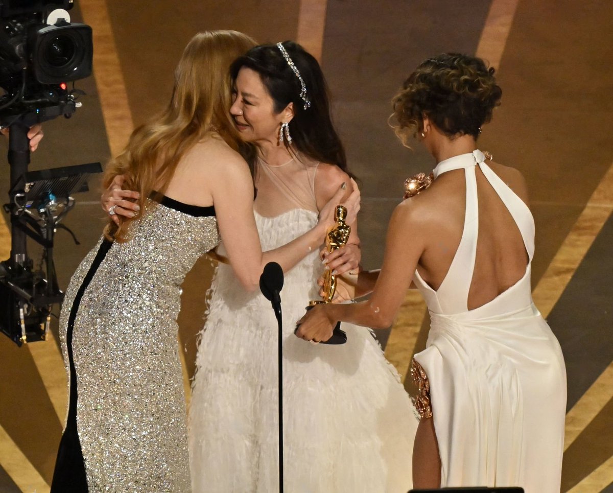 bestofchastains's tweet photo. Congrats to the queen Michelle Yeoh on her WELL-DESERVED win! 🤍 #Oscars https://t.co/0pAOM6RruQ