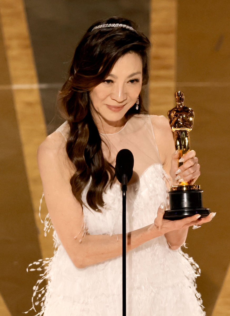 QuidVacuo's tweet photo. ¡RESUMEN DE LOS OSCARS 2023!

Mejor película animada: Pinnochio 

Mejor Actor de Reparto: Ke Huy Quan  

Mejor Actriz de Reparto: Jamie Lee Curtis

Mejor Documental: Navalny

Mejor Corto Live Action: An Irish Goodbye

Mejor Fotografía: All Quiet on the Western Front

Mejor Maquillaje y Peluquería: The Whale

Mejor Diseño de Vestuario: Black Panther Wakanda Forever 

Mejor Película Internacional: All Quiet on the Western Front

Mejor Corto Documental: The Elephant Whisperers

Mejor Corto Animado: The Boy, the Mole, the Fox and the Horse

Mejor Diseño de Producción: All Quiet on the Western Front

Mejor Score Original: All Quiet on the Western Front 

Mejores Efectos Visuales: Avatar: The Way of Water

Mejor Guion Original: Everything Everywhere All at Once

Mejor Guion Adaptado: Women Talking

Mejor Sonido: Top Gun Maverick

Mejor Canción Original: Naatu Naatu

Mejor Edición: Everything Everywhere All at Once 

Mejor Director: Daniel Kwan & Daniel Scheinert

Mejor Actor: Brendan Fraser 

Mejor Actriz: Michelle Yeoh 

Mejor Película: Everything Everywhere All at Once
