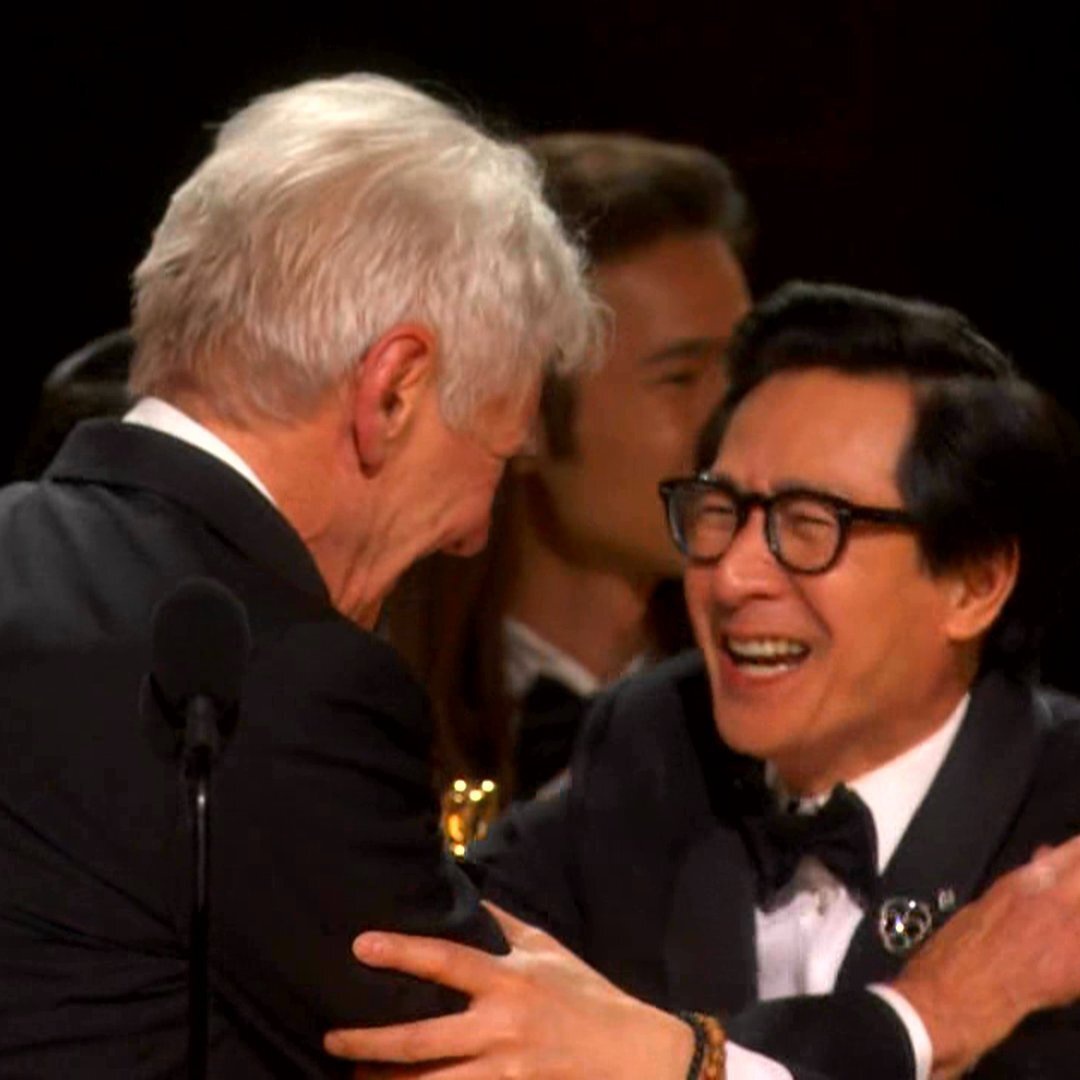 Harrison Ford abrazando y entregando el Óscar a Jonathan Ke Quan es todo lo que está bien en el mundo. #Oscars
