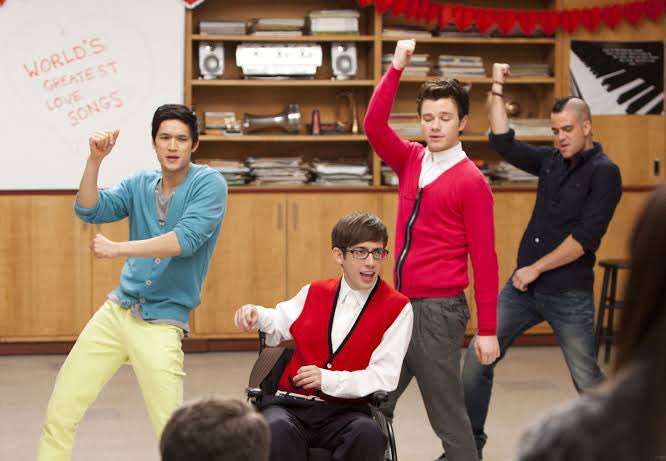 RicLaTorreZ's tweet photo. Ver a Harry Shum Jr en el escenario de los #Oscars, siendo parte del cast de la mejor película y recordar sus momentos en Glee y ver cómo ha crecido como actor me conmueve demasiado. Como fan que fui, soy y seré de esa serie, estoy llorando 😭 #Oscar https://t.co/sEfqNHguwp
