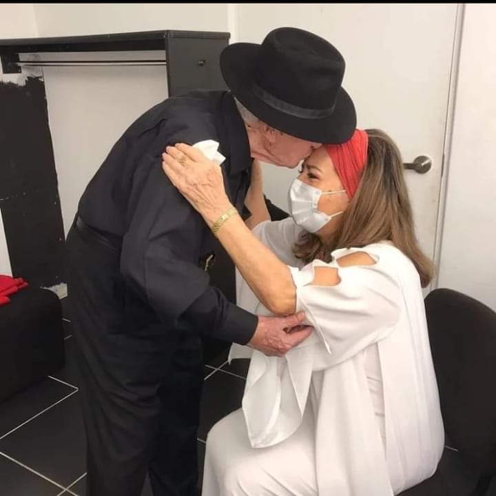 baldozambrano01's tweet photo. Doña #ElsaAguirre muy consternada dedica estás tristes palabras para Don Nachito Lopez Tarso....
.
No es un adiós sino hasta pronto #IgnacioLopezTarzo .
De Elsa Aguirre.
.
.
. https://t.co/PwWanl2n38