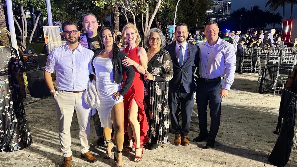 LLeontravelart's tweet photo. 🍾🍾Cuando la gente guapa y buena se juntan en el lugar y la hora correcta pasa esto … @canalsemociones @anaolema @Liusantiesteban @rocamadur @karlitomadrid @EsperonMariano #horakaraola @alexotaola @Cubanoselmundo @Hola_Otaola 

Pstt hazme un  favor dale retwitt si estás de acuerdo 😘😘😆😆