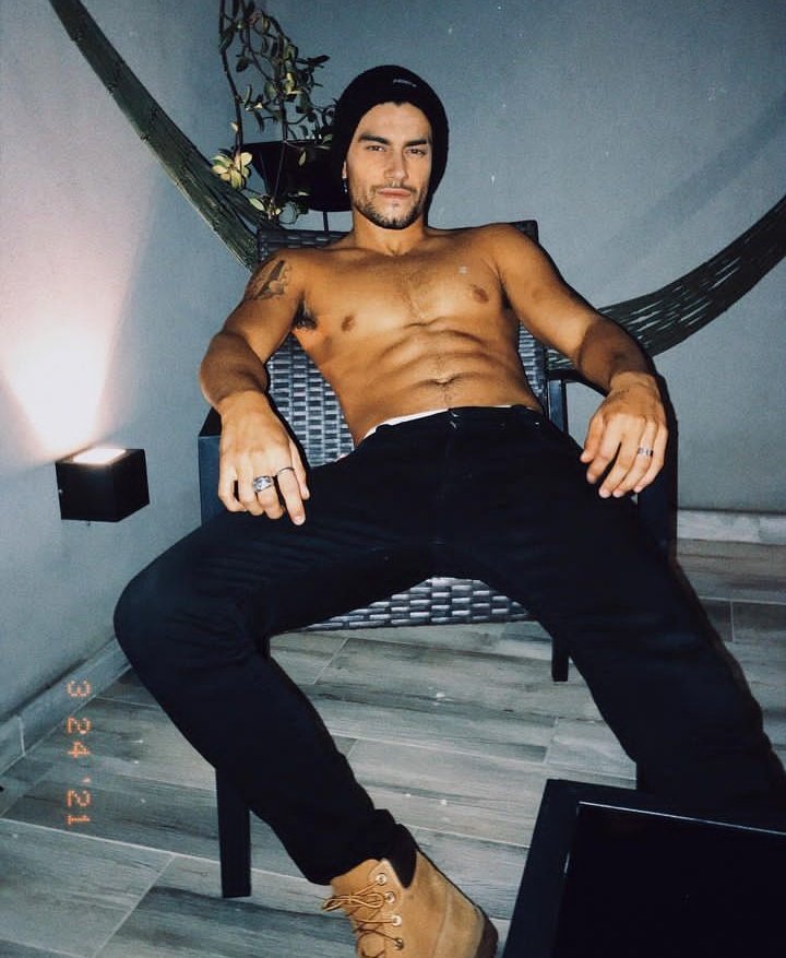 ⟢                                                                                                               

                    estoy esperando que tu y yo...