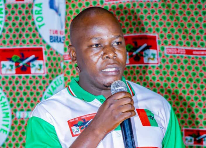 InkonaRyansoro's tweet photo. Kuri uyu w'Imana igenekerezo rya 12.03.2023,imvukira z'abagumyabanga zo muri komine Ryansoro zikorera mu gisagara ca #Bujumbura zipfurizanije umwaka mushasha 2023.Umunyamabanga w'umugambwe muri komine Déo Ndikumana akaba yari yateye iteka ivyo birori.@CnddFdd @GitegaVutura1 #Bdi https://t.co/20SZtlYfgz