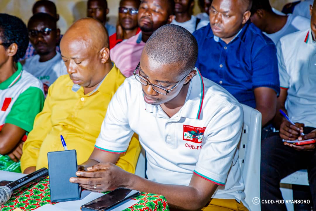 InkonaRyansoro's tweet photo. Kuri uyu w'Imana igenekerezo rya 12.03.2023,imvukira z'abagumyabanga zo muri komine Ryansoro zikorera mu gisagara ca #Bujumbura zipfurizanije umwaka mushasha 2023.Umunyamabanga w'umugambwe muri komine Déo Ndikumana akaba yari yateye iteka ivyo birori.@CnddFdd @GitegaVutura1 #Bdi https://t.co/20SZtlYfgz