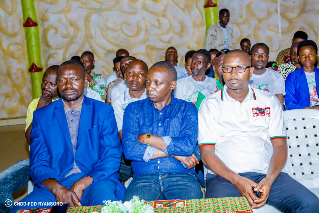 InkonaRyansoro's tweet photo. Kuri uyu w'Imana igenekerezo rya 12.03.2023,imvukira z'abagumyabanga zo muri komine Ryansoro zikorera mu gisagara ca #Bujumbura zipfurizanije umwaka mushasha 2023.Umunyamabanga w'umugambwe muri komine Déo Ndikumana akaba yari yateye iteka ivyo birori.@CnddFdd @GitegaVutura1 #Bdi https://t.co/20SZtlYfgz