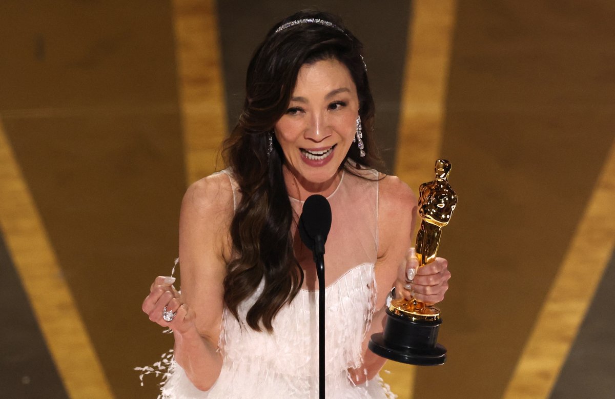 beastobsessed's tweet photo. “For all the little boys and girls who look like me watching tonight, this is a beacon of hope and possibilities. This is proof that [you should] dream big and dreams do come true. And ladies, don’t let anybody tell you you are ever past your prime.” - Michelle Yeoh #Oscars https://t.co/QqS4j0r6uy