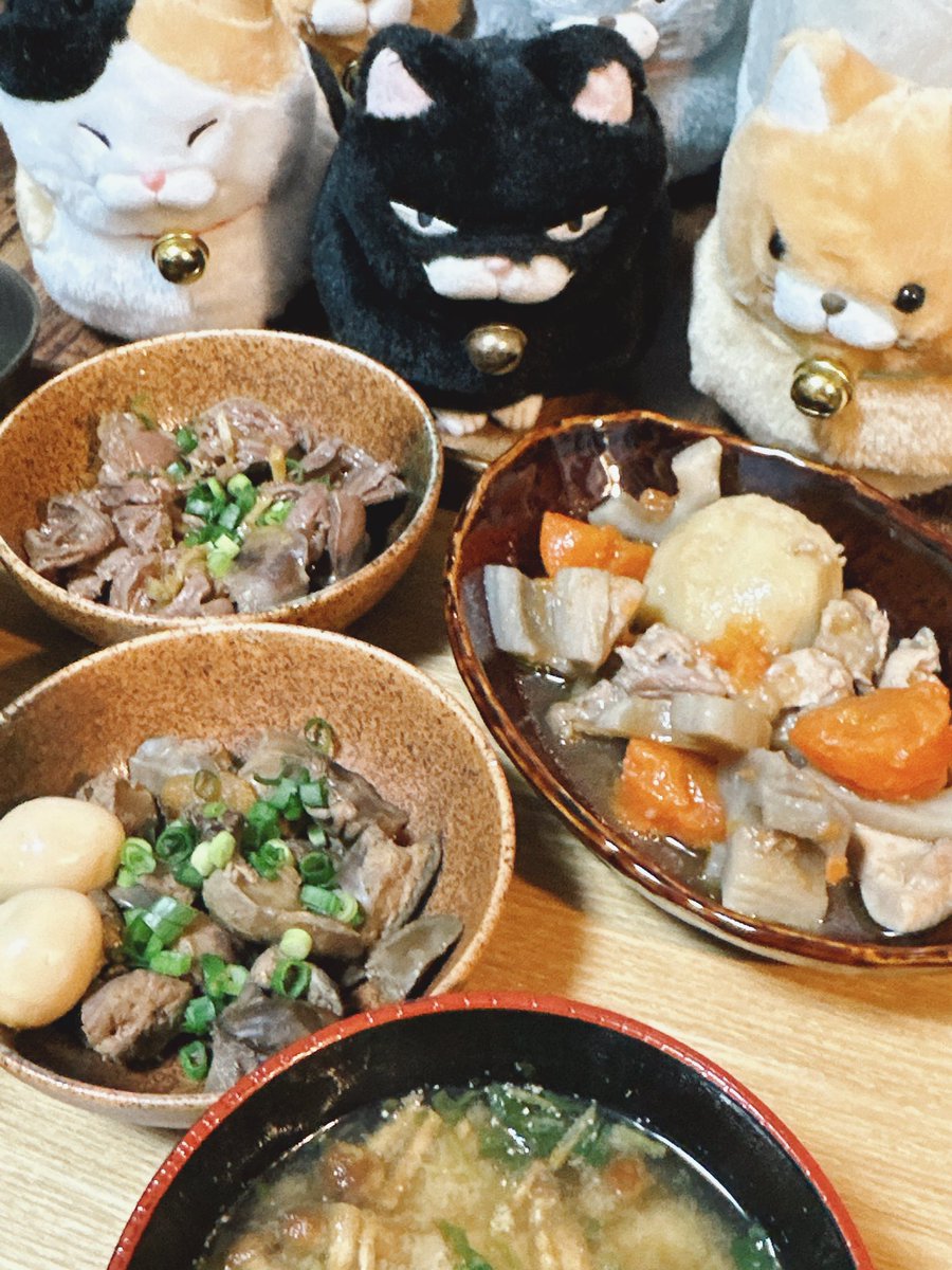 作り置き飯🙄 ・鶏と根菜煮物🐓 ・鶏ハツ🐓 ・鶏レバー🐓 ・小松菜と油揚げ煮浸し🦊 ・菜の花からし和え🌿 ﾃﾞﾊ (ﾟдﾟ) ｲﾀﾀﾞｷﾏｽﾙ♪