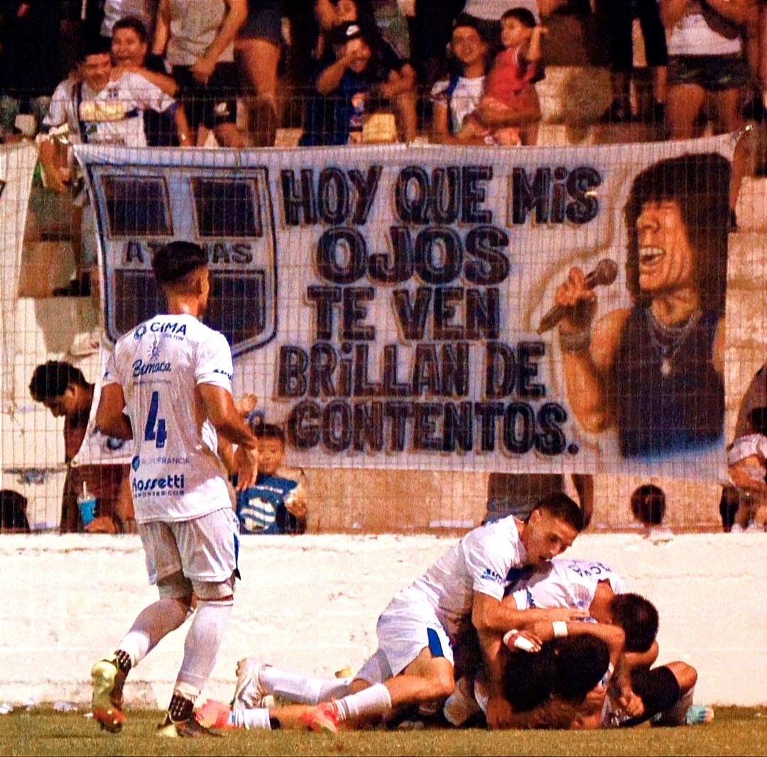 AtenasRioCuarto's tweet photo. Hoy que mis ojos te vieron, brillan de contentos 😍

Hermosa fiesta en el estadio 9 de Julio: debut en #FederalA por primera vez en la historia y con triunfo! 

A festejar, a descansar y a seguir trabajando para poner a #Atenas lo más alto posible

Y #Atenas? Y #Atenas va 🇫🇮 https://t.co/UJyEhWG5kc