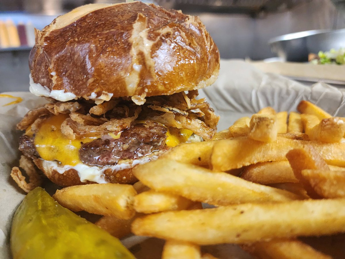 ‼️NEW ITEM‼️
The Pub House Burger $15.⁹⁹
👉A perfectly seasoned burger topped with cheddar, mayo, Carolina gold BBQ sauce, and haystack onions on a pretzel bun.
#CrookedPintMPLS
#lunch #dinner #dinein #delivery