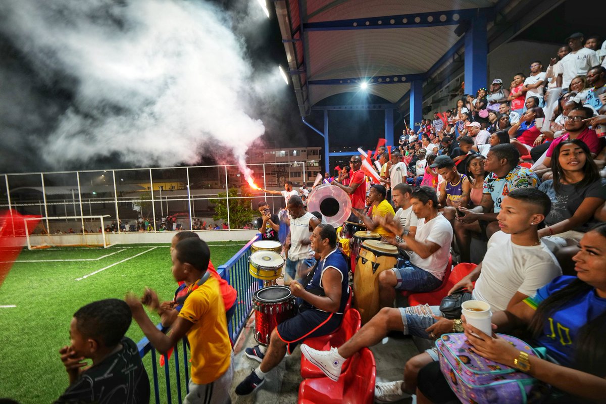 Diplomáticos chinos viviendo la pasión panameña en el torneo de barrio del Corregimiento Santa Ana, Ciudad de Panamá.  <a href="/EmbChinaPa/">Embajada de China en Panamá</a>