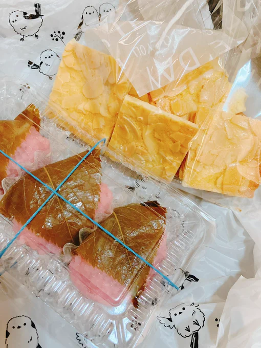 この前下の子がアーモンドのクッキーと桜餅作って持って帰った・*・:≡( ε:)(背景はこれが可愛いから使ってと言われたやつ)お菓子教室いい経験になってありがたいわね 