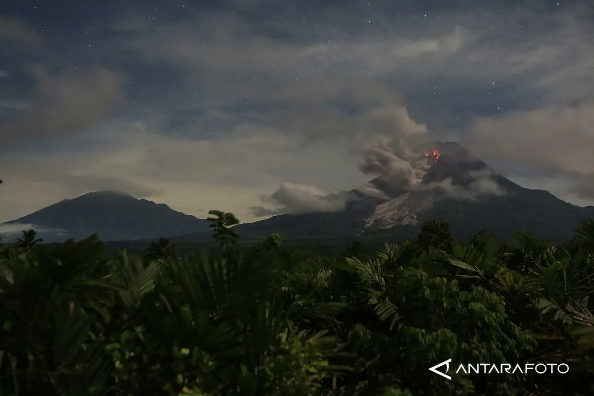 antarafoto's tweet photo. LAVA PIJAR DAN ABU VULKANIK GUNUNG MERAPI

Guguran lava pijar Gunung Merapi terlihat dari Turi, Sleman, DI Yogyakarta, Senin (13/3/2023). 

ANTARA FOTO/Hendra Nurdiyansyah

#Merapi #MerapiSiaga #merapierupsi https://t.co/ZZLWwcUjDS