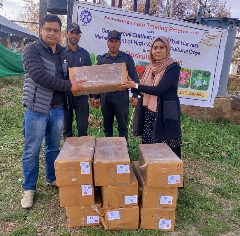 @CSIR_IND ushering farmer prosperity in #JandK through #CSIRFloricultureMission. @csiriiim distributes quality germplasm of high in demand cut flower cultivars of Lilium, Gerbera, Gladiolus to farmers at  its Field Station Pulwama. @DrJitendraSingh @DrNKalaiselvi @DSReddy_IIIM