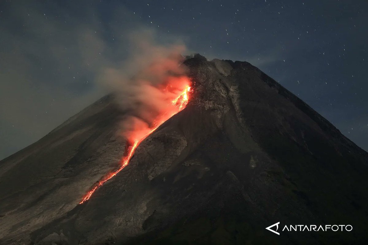 antarafoto's tweet photo. LAVA PIJAR DAN ABU VULKANIK GUNUNG MERAPI

Guguran lava pijar Gunung Merapi terlihat dari Turi, Sleman, DI Yogyakarta, Senin (13/3/2023). 

ANTARA FOTO/Hendra Nurdiyansyah

#Merapi #MerapiSiaga #merapierupsi https://t.co/ZZLWwcUjDS