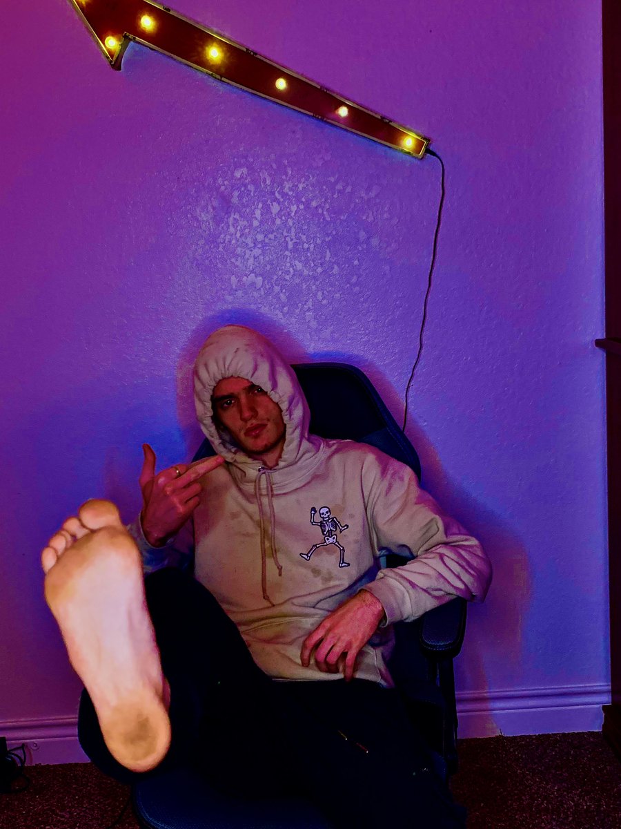 MasterJames80's tweet image. Bow before me scum #feet #findomking #findommaster #femboyfriday #paypiggieswanted