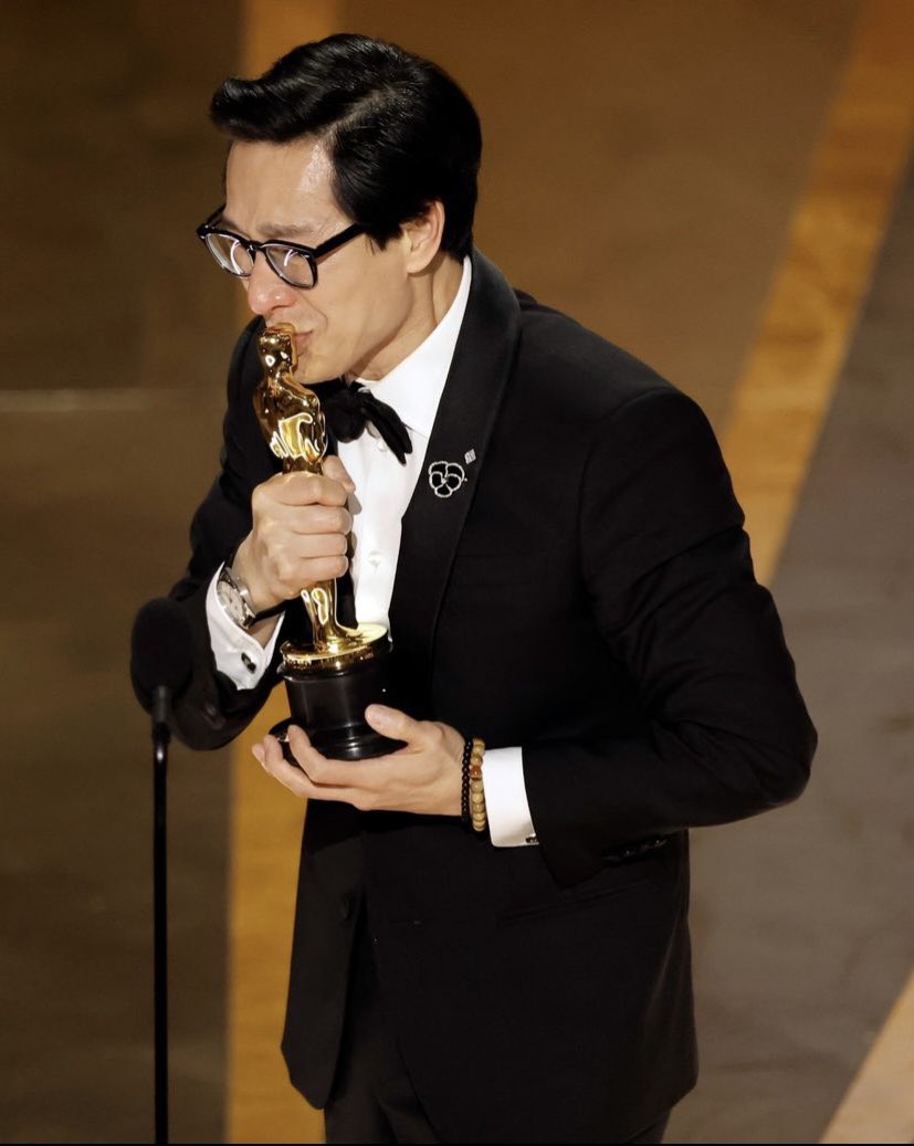 GlamourMex's tweet photo. Los #Oscars han terminado y aquí te tenemos la lista completa de ganadores 👉🏼 https://t.co/eCY2rvDI3P

Y aquí los discursos más emotivos 👉🏼 https://t.co/coNZ9tmEMk

#JamieLee Curtis como 'Mejor Actriz', #GuillermoDelToro con 'Mejor Película Animada'
#KeHuyQuan 'Mejor Actor' https://t.co/fGPqaCDiQv