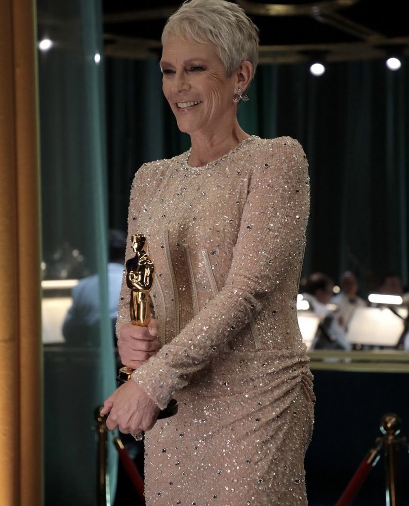GlamourMex's tweet photo. Los #Oscars han terminado y aquí te tenemos la lista completa de ganadores 👉🏼 https://t.co/eCY2rvDI3P

Y aquí los discursos más emotivos 👉🏼 https://t.co/coNZ9tmEMk

#JamieLee Curtis como 'Mejor Actriz', #GuillermoDelToro con 'Mejor Película Animada'
#KeHuyQuan 'Mejor Actor' https://t.co/fGPqaCDiQv