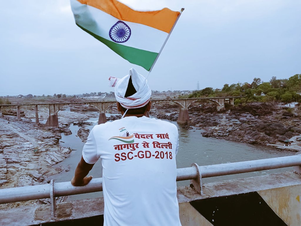 SANJAYR18907497's tweet photo. #SSCGD18_joining_nhi_to_vote_nhi
Those who protest peacefully are not covered by the mainstream media. No dialogue initiated by the govt. This govt. seems to believe in violence. Why else does it refuse to acknowledge peaceful dissent?#SSCGD18_joining_nhi_to_vote_nhi https://t.co/zSXsFxygFw