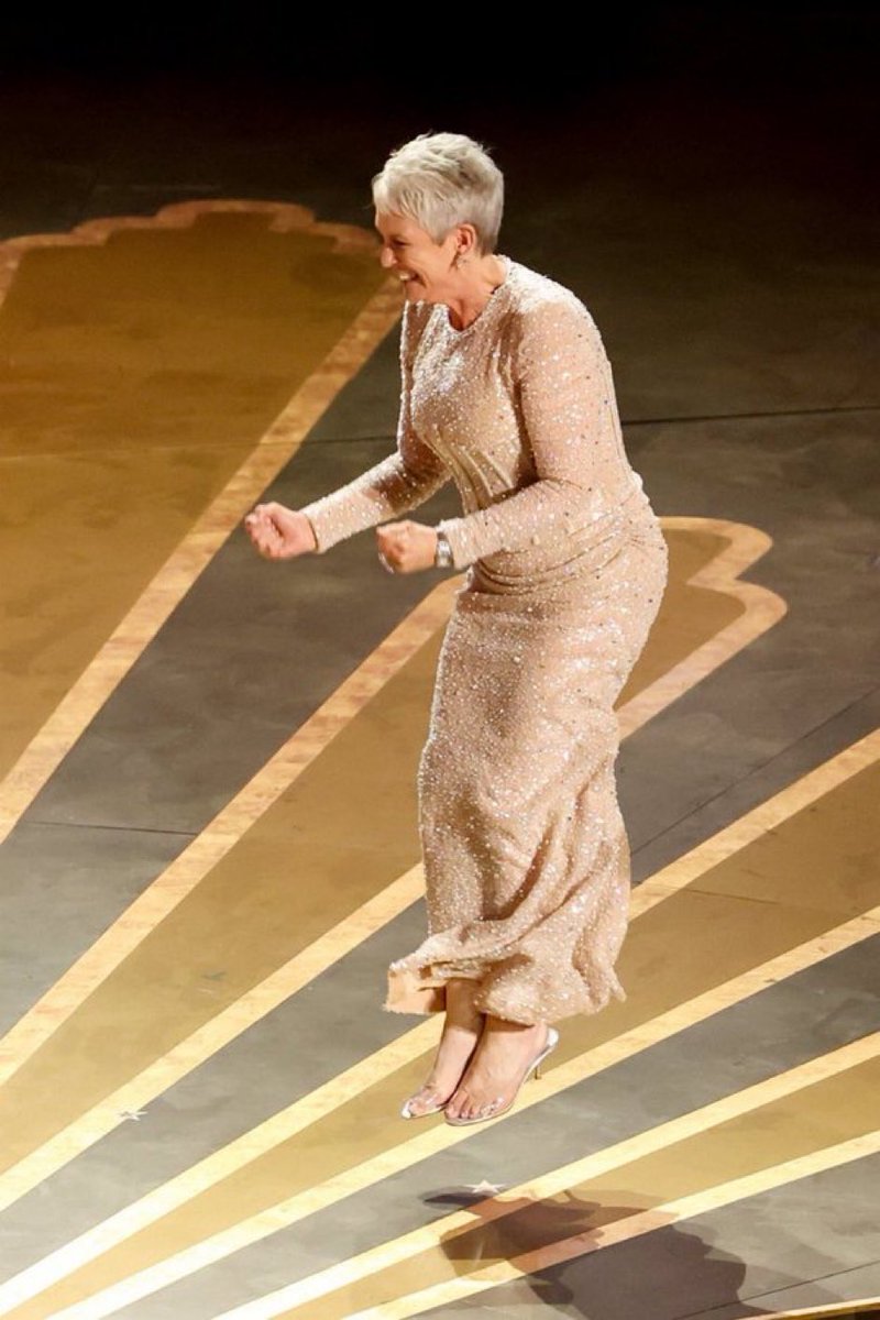 robsfleabag's tweet photo. instead of lava the floor is giving stephanie hsu the supporting actress oscar https://t.co/9xpAsQKLNZ