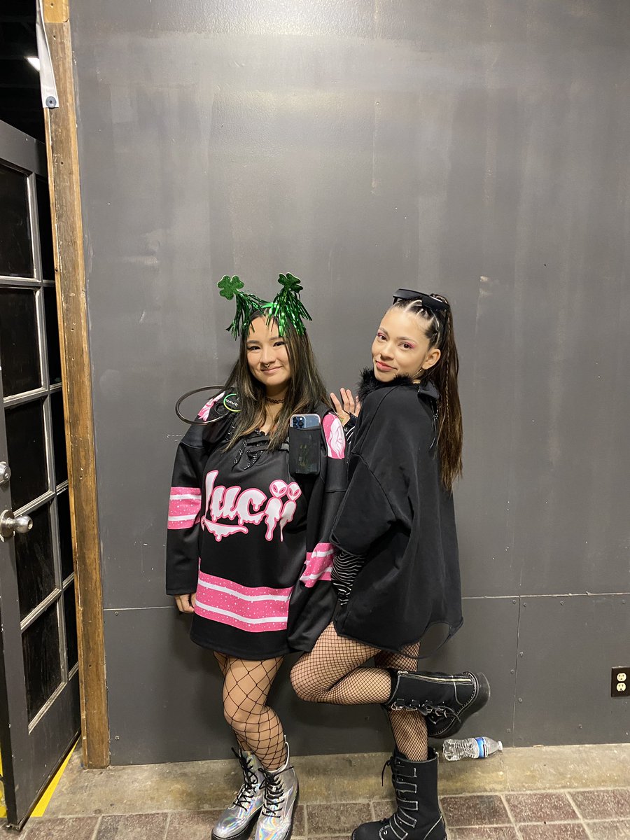 mariposaqueenb's tweet photo. Get lucky 2023🍀✨

4 years ago I met this random girl on the internet &amp; I told my mom I was driving to Idaho to pickup a stranger for a festival. My mom thought I was absolutely nuts. Fast forward to today and she is my absolute best friend.💗✨@carson_davis0 https://t.co/1OAoyTdCmK