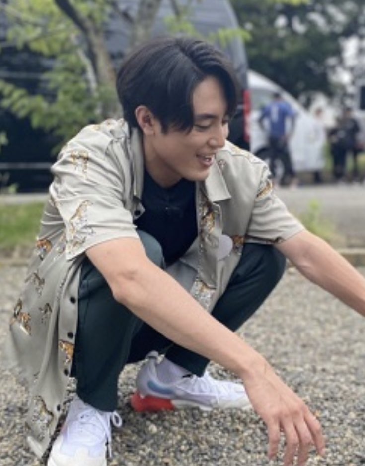 okoho__mi's tweet photo. 一昨年の夏頃のロケかな？
私的に丁度柄シャツブームで
間宮さん着てたこのシャツが
どストライクで🐅
探しても全然出てこなくて
そしたらたまたま友人が持ってて
その話したらお下がりくれたので
このシャツを着ていったわけですよ
気づいて貰えたかなーと
シャツをくれた友人と話してる🤭 https://t.co/obs7oc1hFv