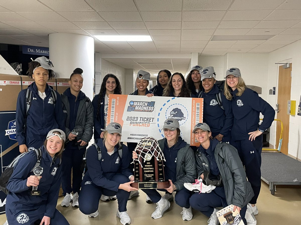 monmouth_wbb's tweet photo. Big shout out to the Monmouth community that helped welcome home the champs tonight!! #FlyHawks https://t.co/9ByAa82o4v