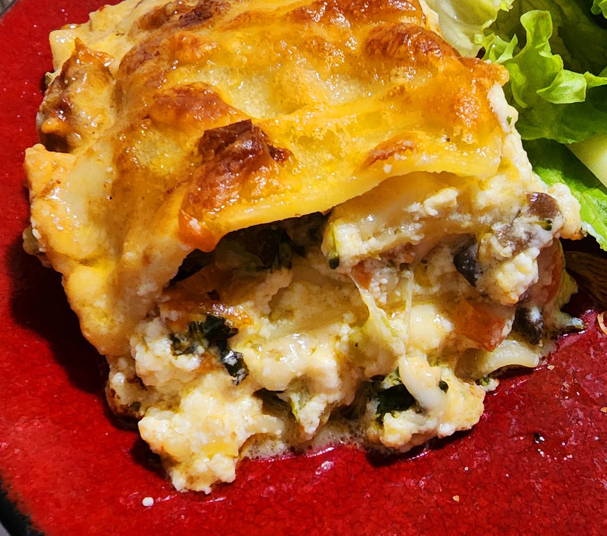 RaeleneMcBee's tweet photo. Continuing to combat #PCD by cooking 🤣 tonight the neighbor's little girl came over, and we made sundried tomato alfredo veggie lasagna from scratch 🤤
#dinner #sadatiny #missingateez #Sunday #vegetarian #veggiepowered #plantpower https://t.co/tVPjjuyEpd