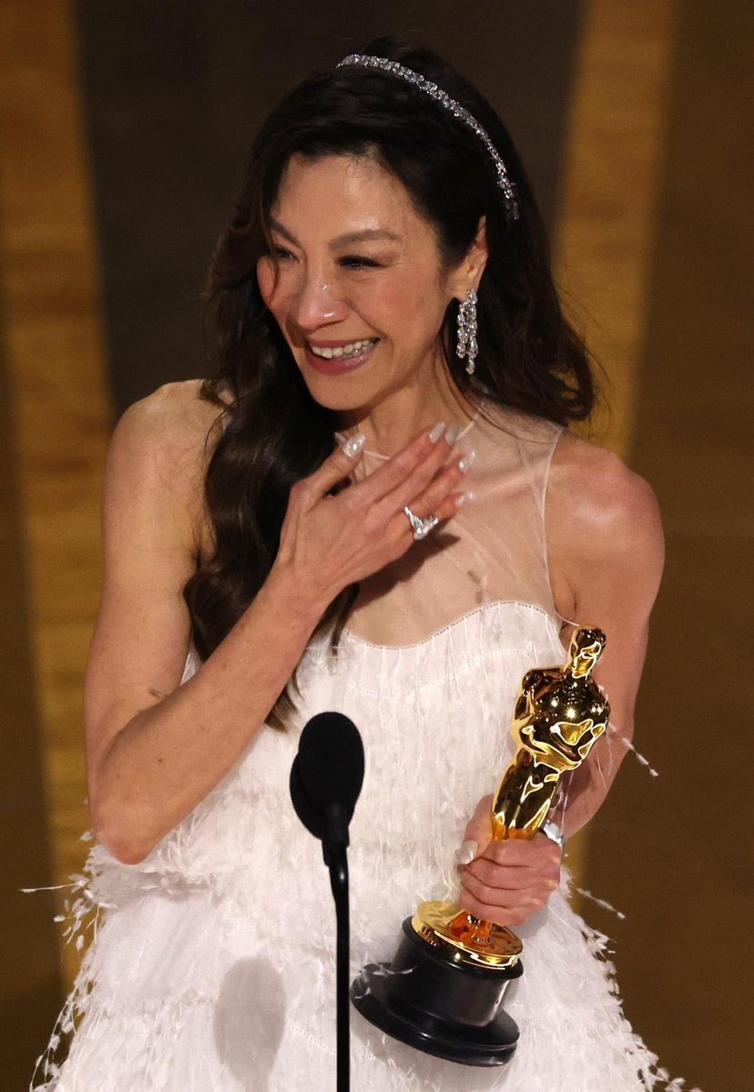 Cinemex's tweet photo. Halle Berry, primera ganadora afrodescendiente del #Oscar a Mejor Actriz, entrega el premio a la primera actriz asiática, Michelle Yeoh por Todo en Todas Partes al Mismo Tiempo. https://t.co/Z0dgk7EUDq