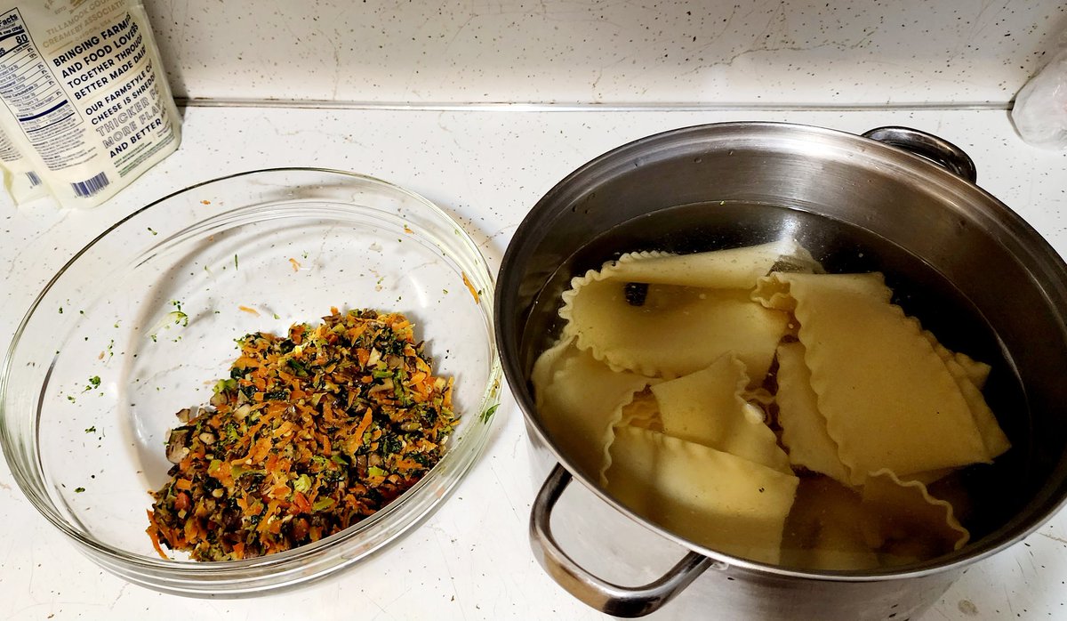 RaeleneMcBee's tweet photo. Behind the scenes part deux
#dinner #sadatiny #missingateez #Sunday #vegetarian #veggiepowered #plantpower https://t.co/XlC9AUBAau