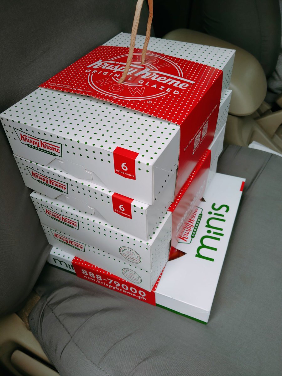 arveedvsarian's tweet image. Yay! Got a dozen assorted &amp;amp; a box of minis! May free box ng orig glazed donuts! - get yours @ krispykreme SM hypermart inside Tiendesitas😬
#sugaroverload