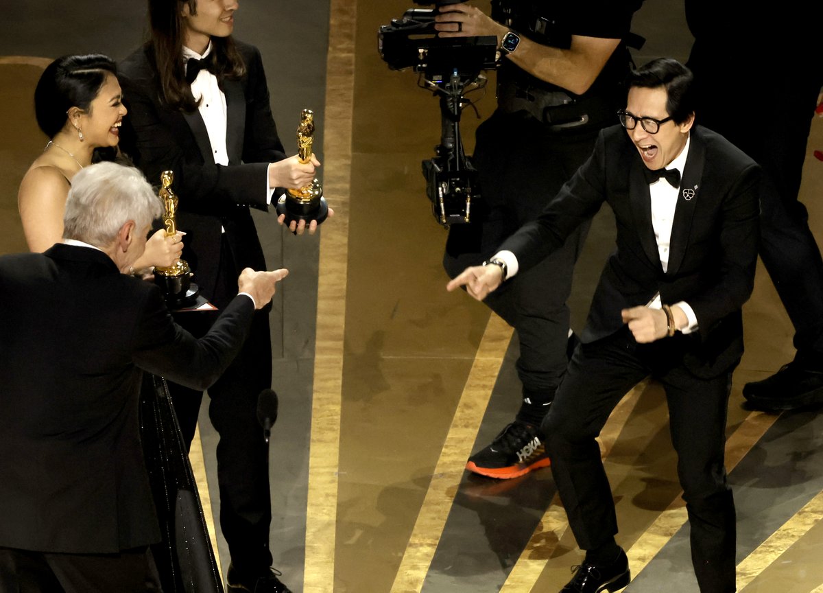 etnow's tweet photo. Still not over this #IndianaJones reunion at the #Oscars95. 🥰 https://t.co/s0qxMLlGkO