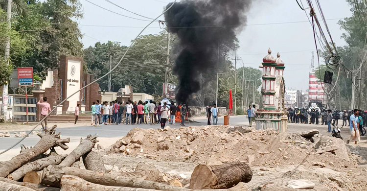 উত্তাল রাজশাহী বিশ্ববিদ্যালয়, উপাচার্যকে অবাঞ্ছিত ঘোষণা