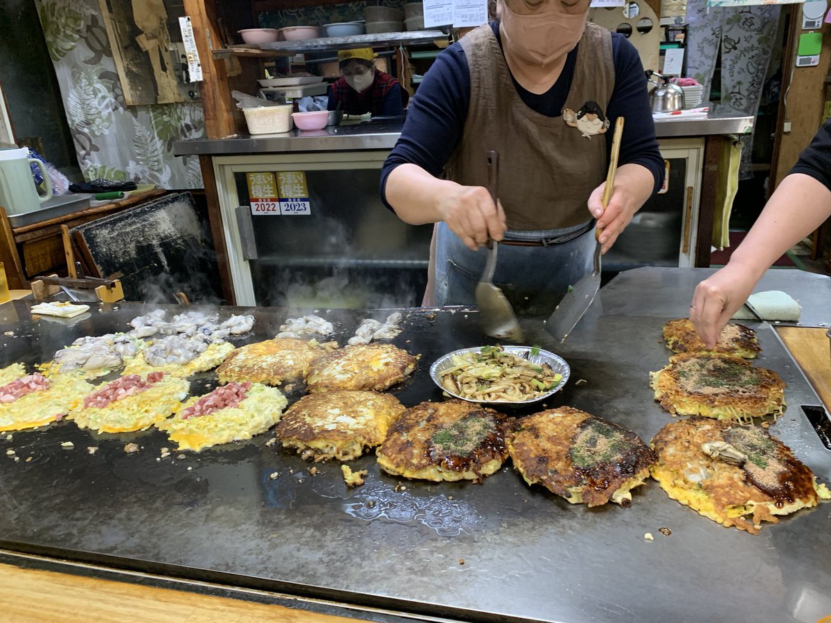 hioftdr's tweet photo. 今まで4～5回来ましたが何れも2時間待ちとかで諦めて食べれてなかったのですが今日は月曜日しかも開店前から予約したから一番乗りとなりました。土日はむり。焼いてる途中の写真からも分かりますが一面の牡蠣。岡山県ひなせお好み焼きタマちゃんにて。 https://t.co/hCVFhuDnnm