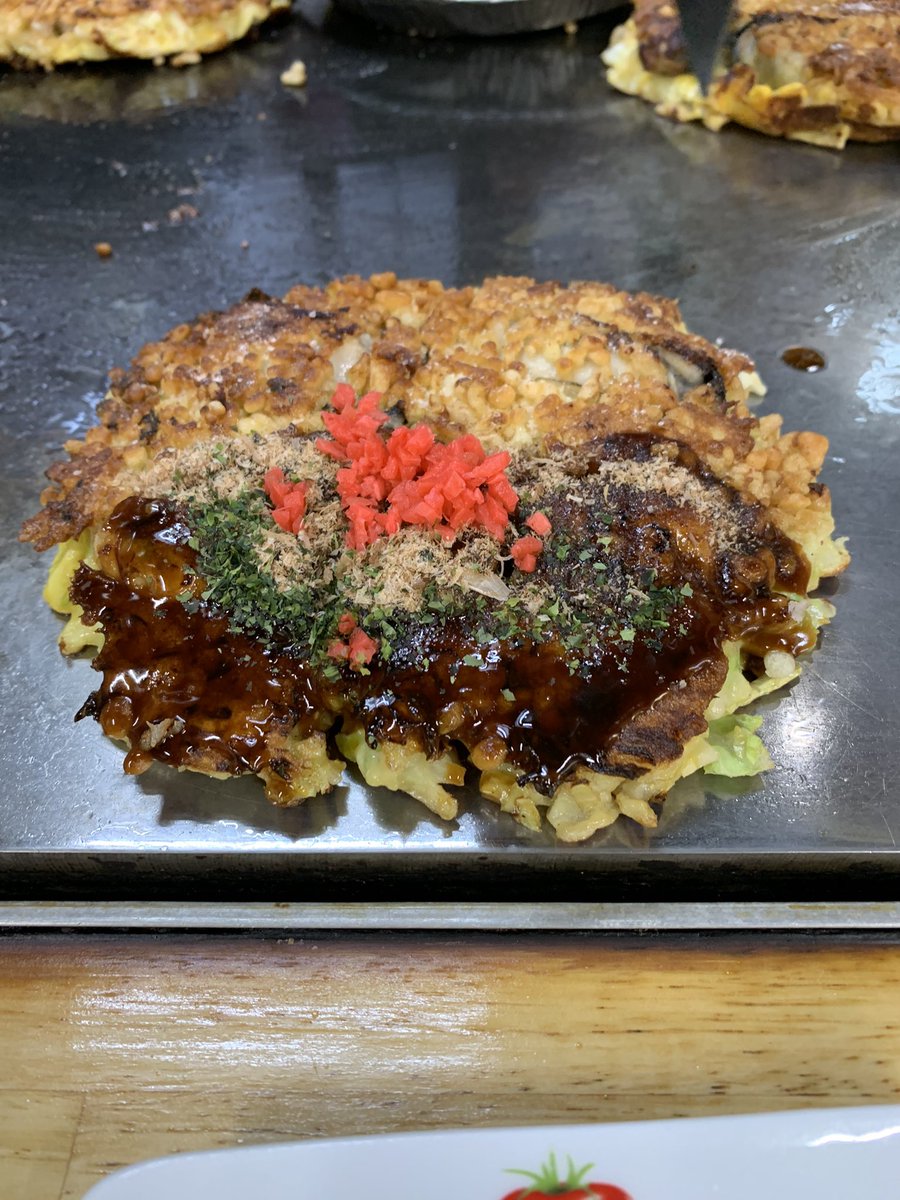 hioftdr's tweet photo. 今まで4～5回来ましたが何れも2時間待ちとかで諦めて食べれてなかったのですが今日は月曜日しかも開店前から予約したから一番乗りとなりました。土日はむり。焼いてる途中の写真からも分かりますが一面の牡蠣。岡山県ひなせお好み焼きタマちゃんにて。 https://t.co/hCVFhuDnnm