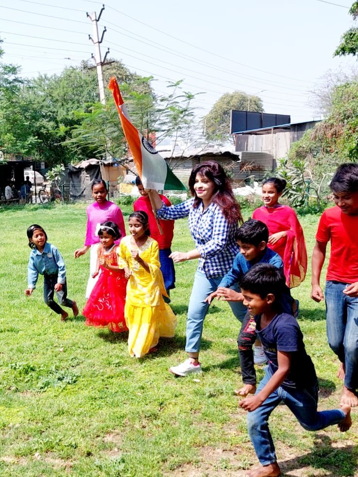 BiofootprintsF's tweet photo. Biofootprints  organized a painting event for slum children.  The theme was "Viruses: How they impact our lives". https://t.co/9WVlPmYQ7l