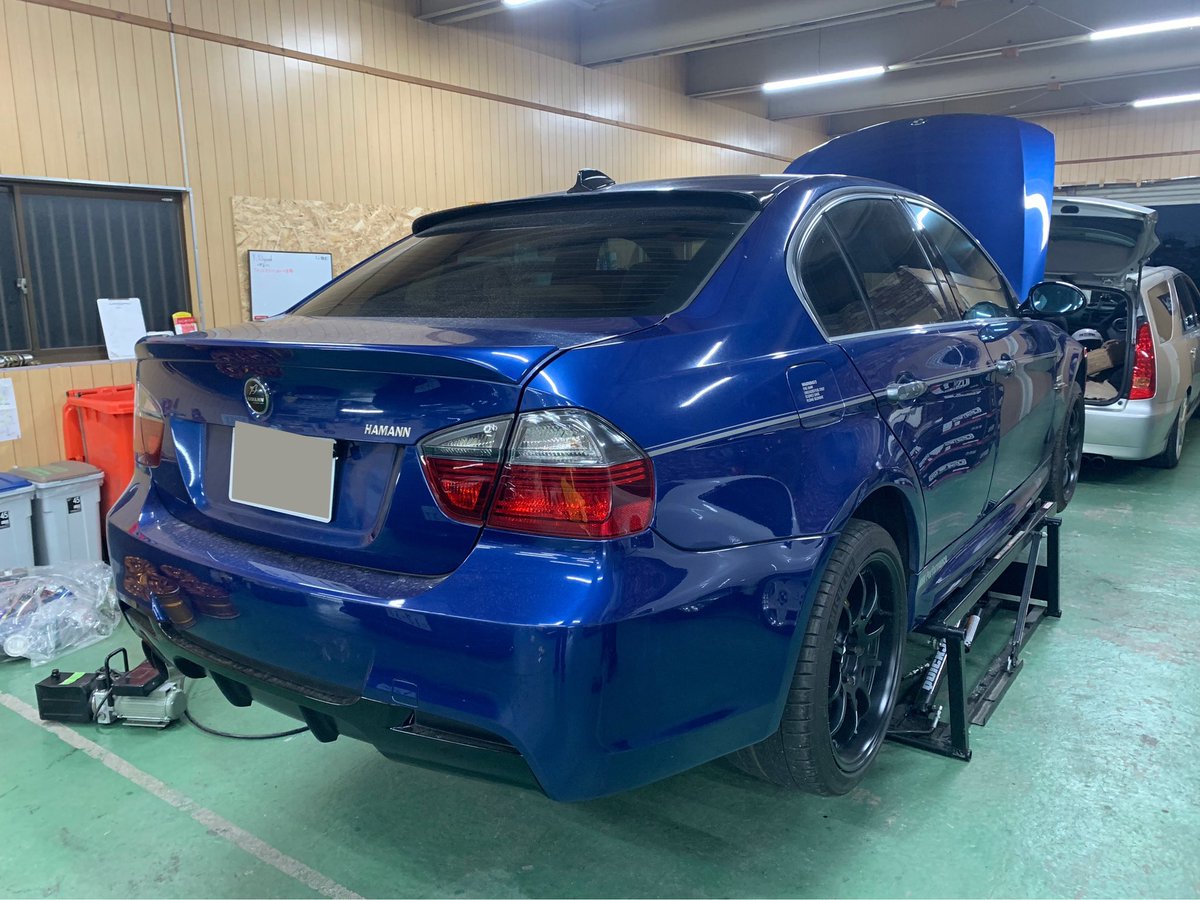 SCHNELL_Design's tweet photo. お客様に納車予定の車たちのリフレッシュ作業を進めております☺️
アメ車からドイツ車から国産車まで幅広く取り扱っておりますので日々色んな車に触れております!
#ダッジ #チャージャー #SRT8 #BMW #323i #Mスポーツパッケージ #納車前整備 #オイル交換 #油種類交換 #クーラント交換 https://t.co/Ud3iP6eNeS