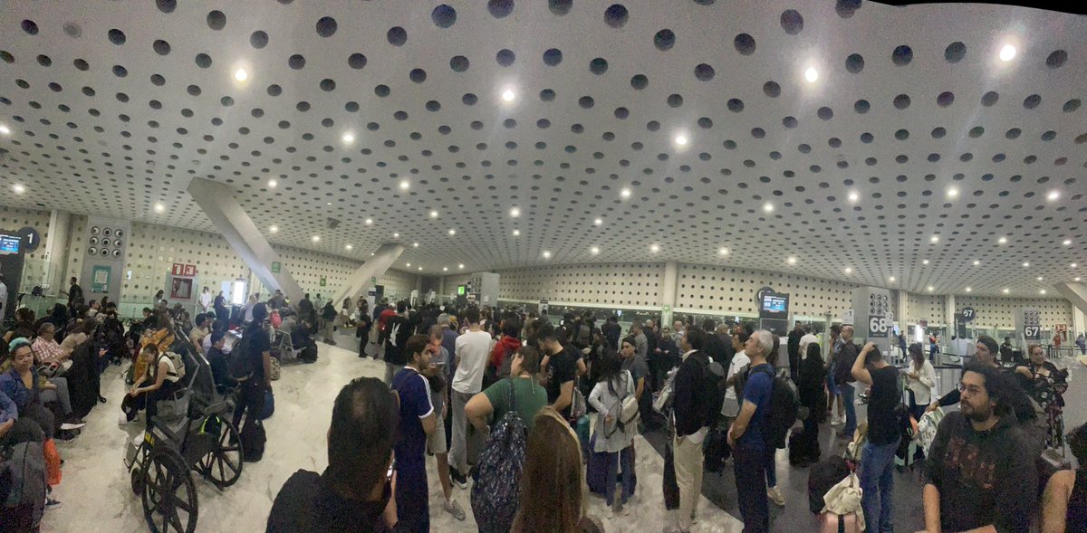 GmoAvilez's tweet photo. @azucenau @Aeromexico @Profeco @AICM_mx 12 hrs y contando el retraso del vuelo #am10 a Santiago de Chile… https://t.co/6k9aZ1BUBj