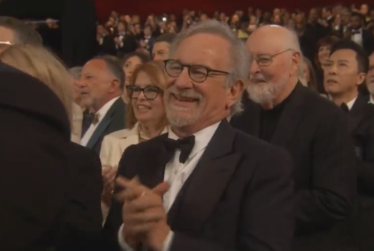 hungrylikeafox's tweet photo. Spielberg's Fabelmans won nothing today, but seeing him so happy and psyched about the other contenders winning makes him a real pro and a true film enthusiast. #Oscars #StevenSpielberg https://t.co/2yiE7yQL8e